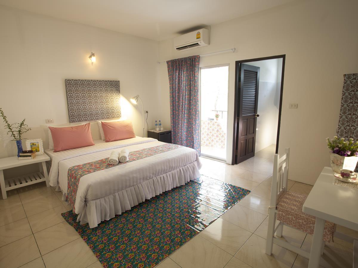 Les Fleurs House Bed & Breakfast Khao Lak Exterior photo